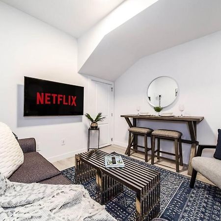 *New* Modern Suite King Bed! Netflix! Sleeps 4! Edmonton Extérieur photo