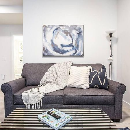 *New* Modern Suite King Bed! Netflix! Sleeps 4! Edmonton Extérieur photo