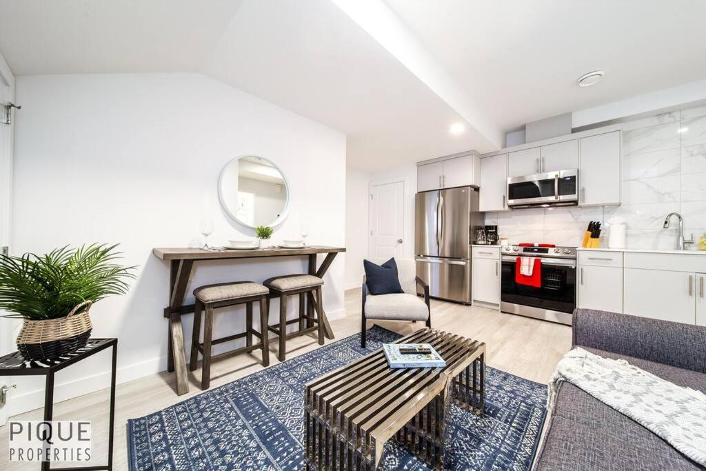 *New* Modern Suite King Bed! Netflix! Sleeps 4! Edmonton Extérieur photo