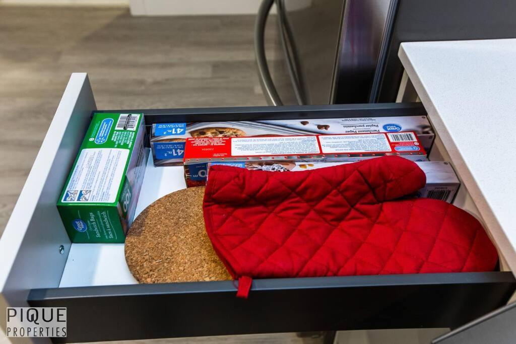 *New* Modern Suite King Bed! Netflix! Sleeps 4! Edmonton Extérieur photo